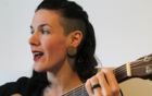MUSIK IM KORB - Konzerte zum Bernauer Wochenmarkt - Internationale Akustik-Cover mit Kathi Falk